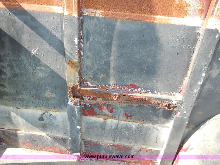 image for item J3213 1991 Titan gooseneck stock trailer