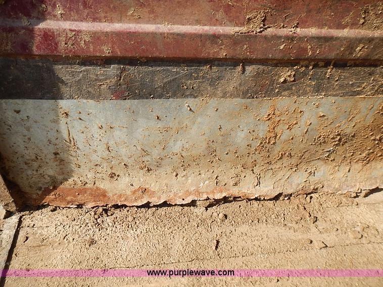 image for item J3213 1991 Titan gooseneck stock trailer