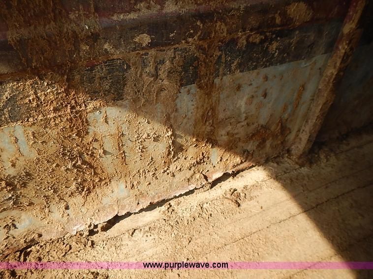 image for item J3213 1991 Titan gooseneck stock trailer