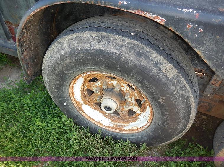 image for item J3213 1991 Titan gooseneck stock trailer