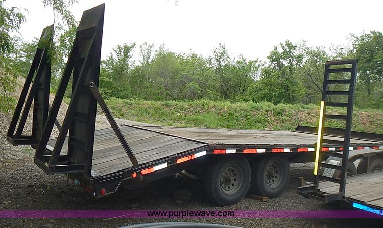 image for item J3216 2004 L&L  trailer
