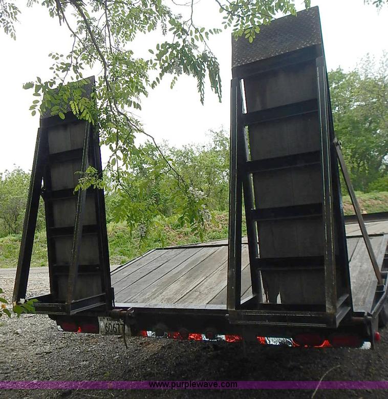 image for item J3216 2004 L&L  trailer