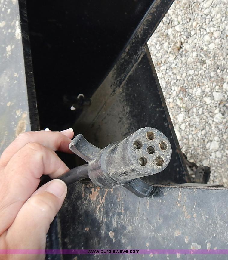 image for item J3216 2004 L&L  trailer