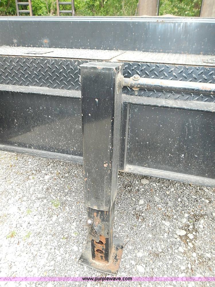 image for item J3216 2004 L&L  trailer