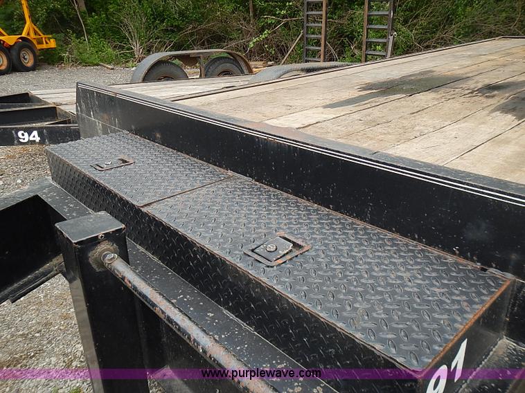 image for item J3216 2004 L&L  trailer