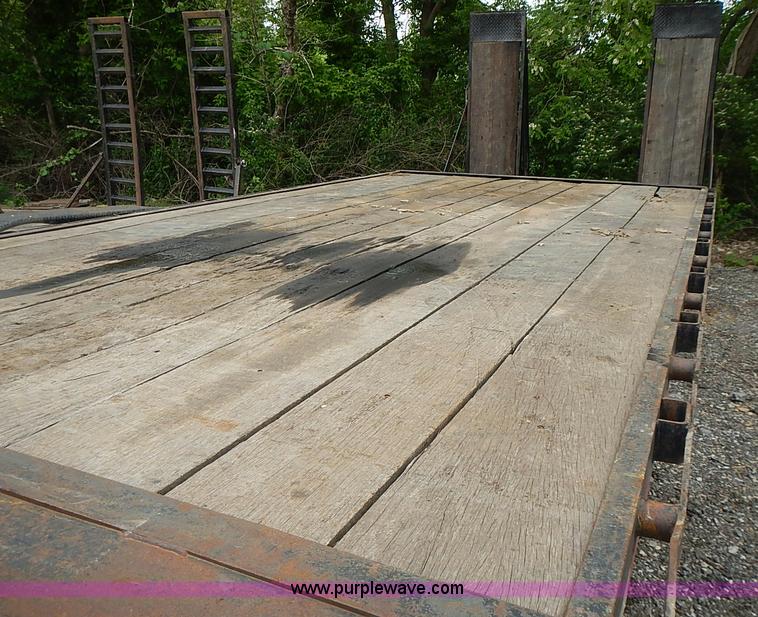 image for item J3216 2004 L&L  trailer