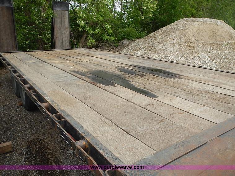 image for item J3216 2004 L&L  trailer