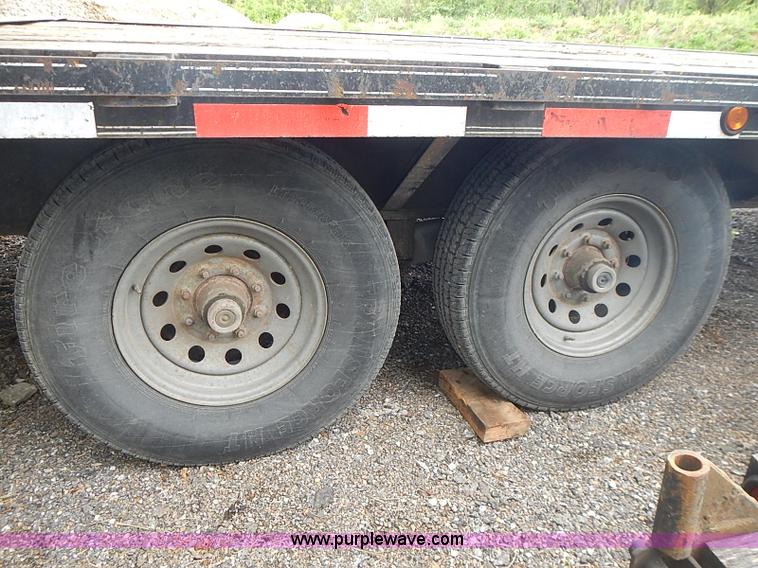image for item J3216 2004 L&L  trailer