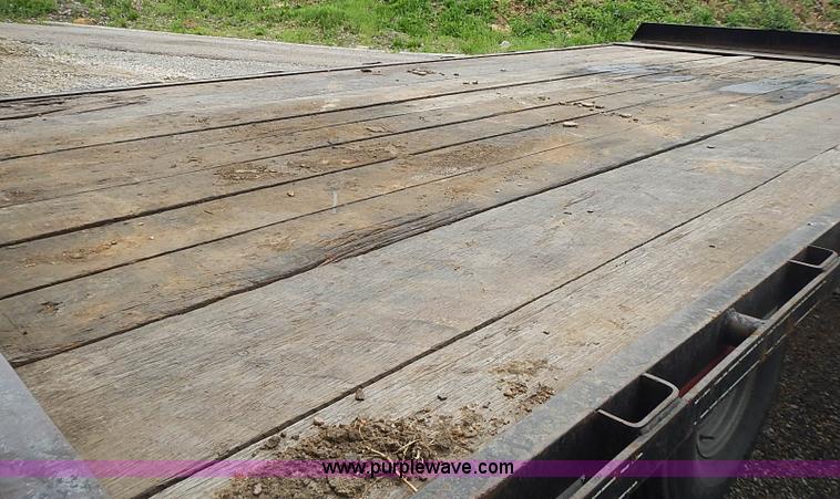 image for item J3216 2004 L&L  trailer