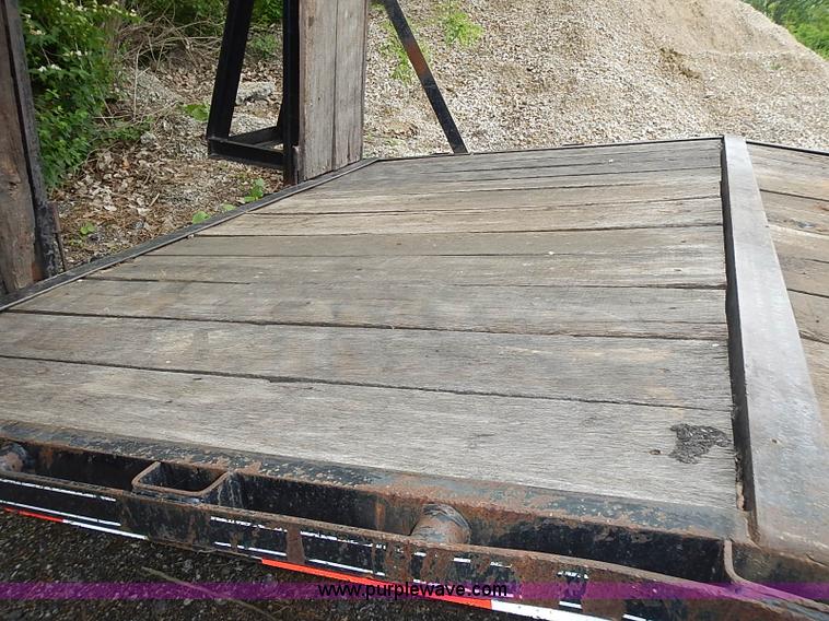 image for item J3216 2004 L&L  trailer