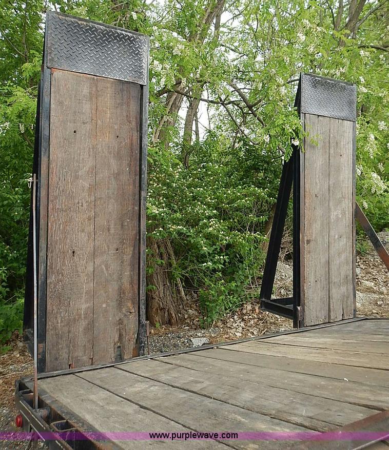 image for item J3216 2004 L&L  trailer