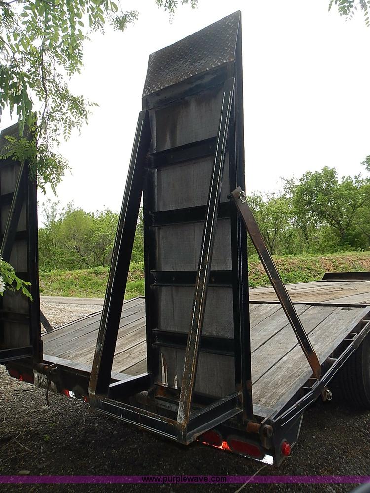 image for item J3216 2004 L&L  trailer