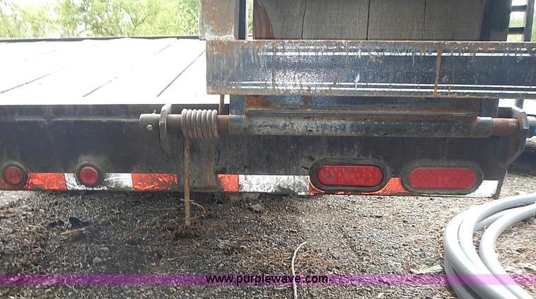 image for item J3216 2004 L&L  trailer