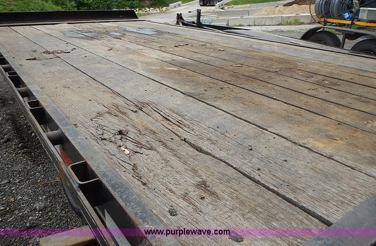 image for item J3216 2004 L&L  trailer