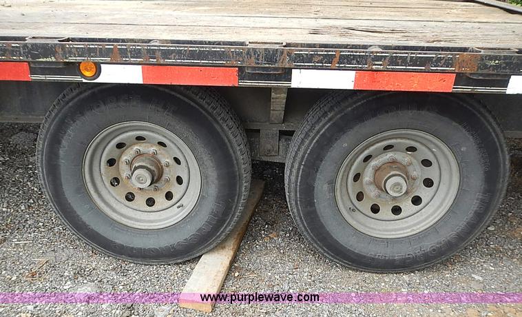 image for item J3216 2004 L&L  trailer
