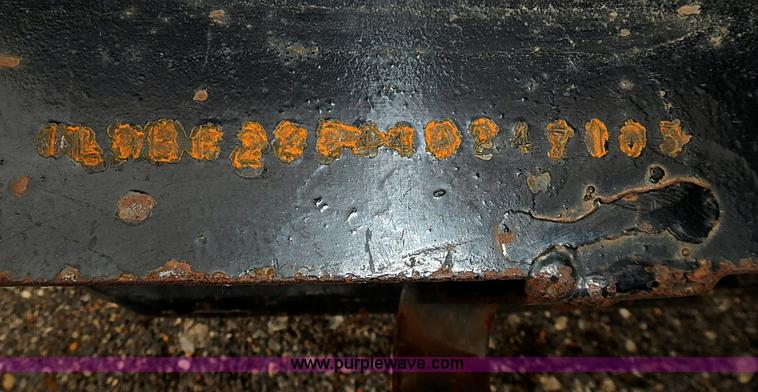 image for item J3216 2004 L&L  trailer