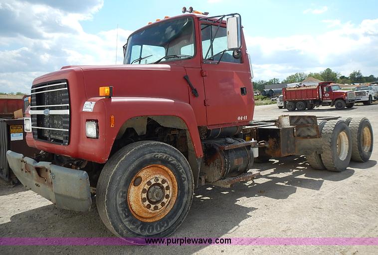 image for item J3218 1997 Ford LT8000 truck cab and chassis