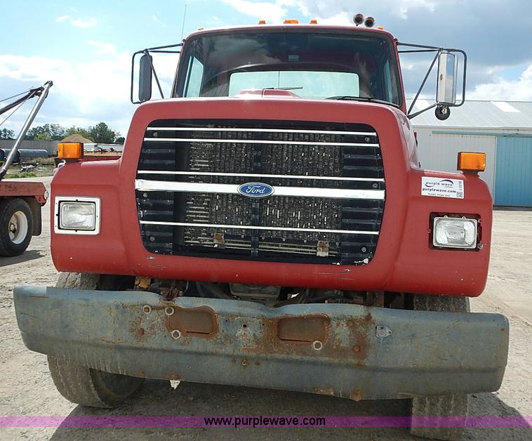 image for item J3218 1997 Ford LT8000 truck cab and chassis