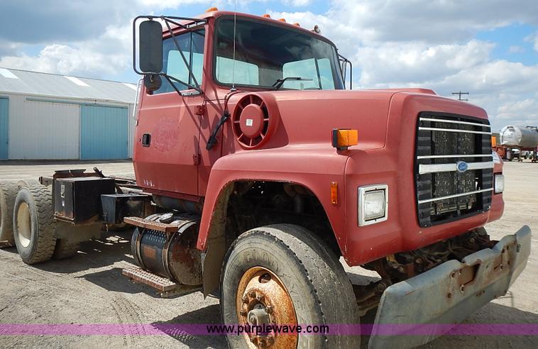 image for item J3218 1997 Ford LT8000 truck cab and chassis