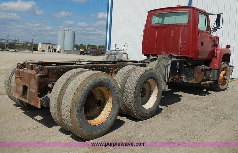 image for item J3218 1997 Ford LT8000 truck cab and chassis