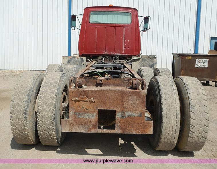 image for item J3218 1997 Ford LT8000 truck cab and chassis