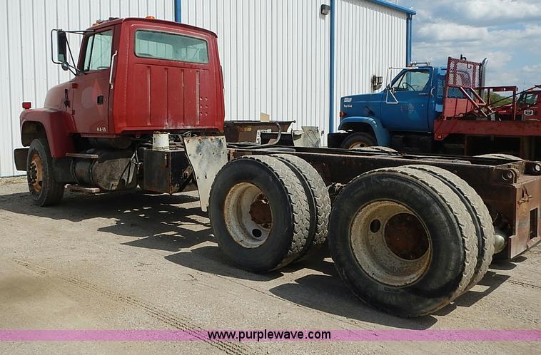 image for item J3218 1997 Ford LT8000 truck cab and chassis