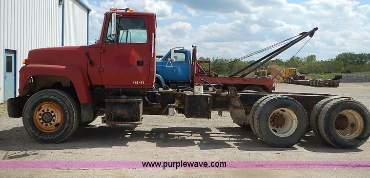 image for item J3218 1997 Ford LT8000 truck cab and chassis