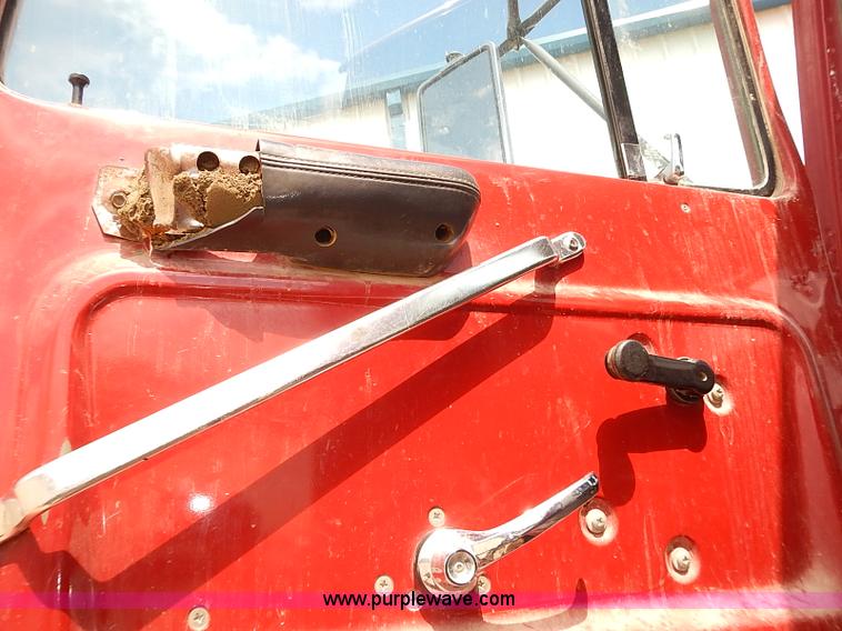 image for item J3218 1997 Ford LT8000 truck cab and chassis