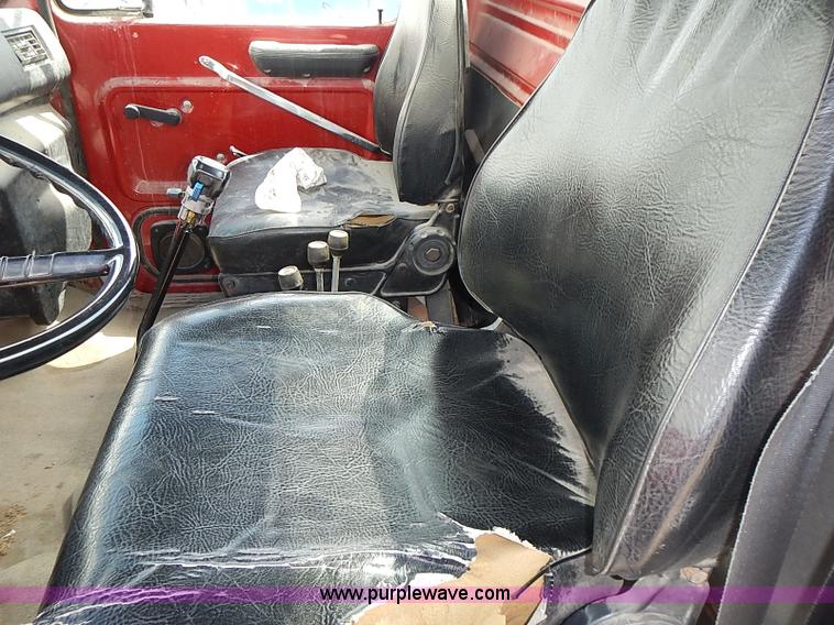 image for item J3218 1997 Ford LT8000 truck cab and chassis