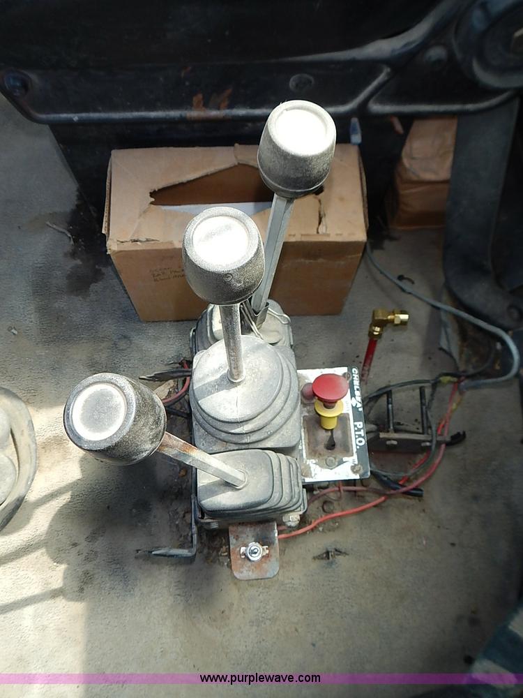 image for item J3218 1997 Ford LT8000 truck cab and chassis