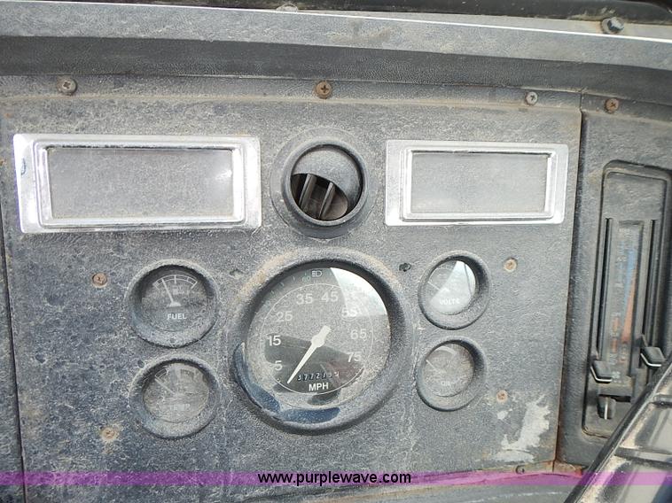 image for item J3218 1997 Ford LT8000 truck cab and chassis