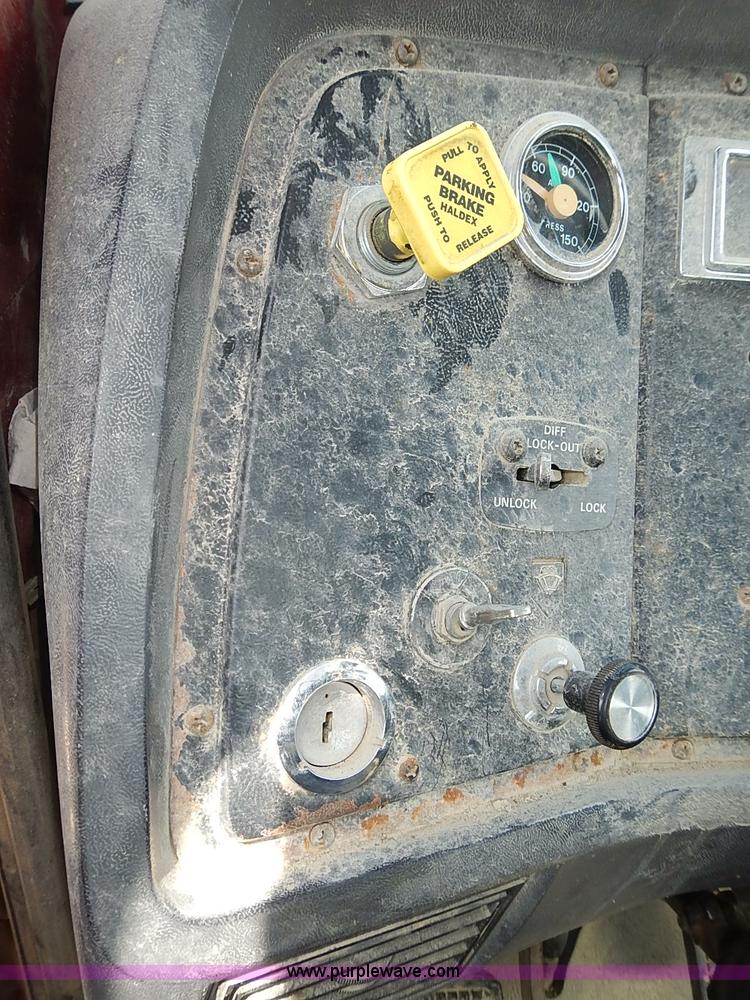 image for item J3218 1997 Ford LT8000 truck cab and chassis