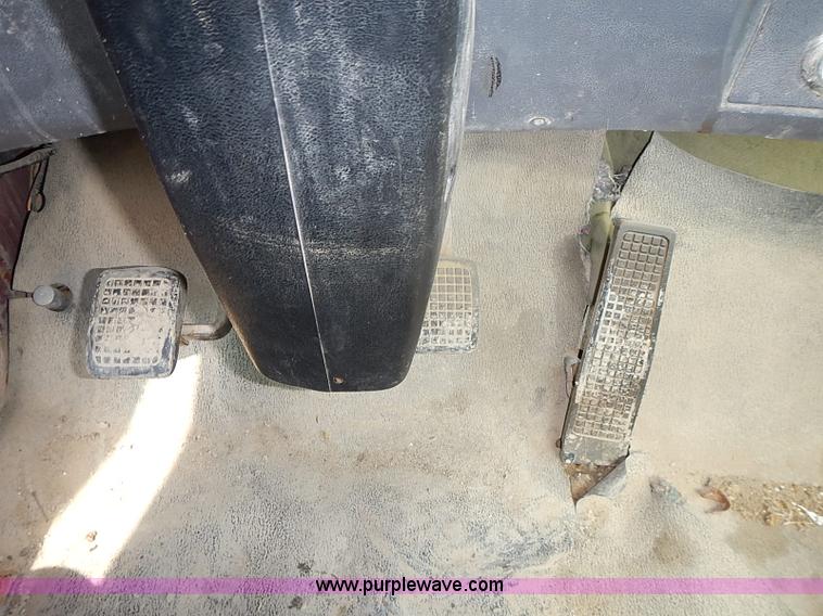 image for item J3218 1997 Ford LT8000 truck cab and chassis