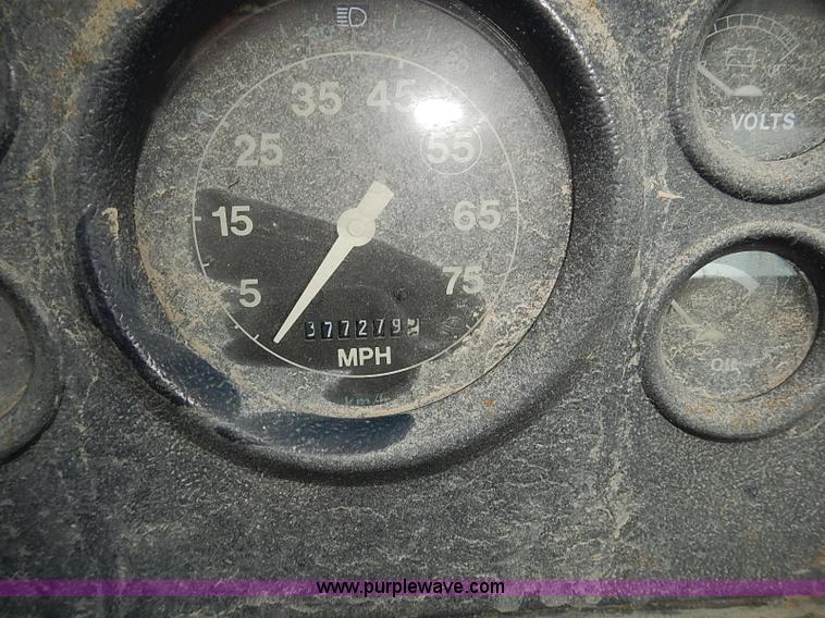 image for item J3218 1997 Ford LT8000 truck cab and chassis