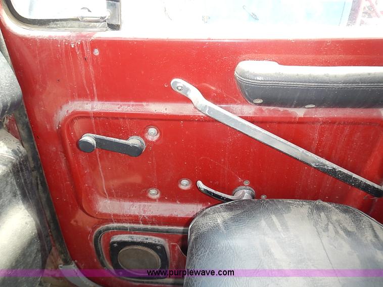 image for item J3218 1997 Ford LT8000 truck cab and chassis