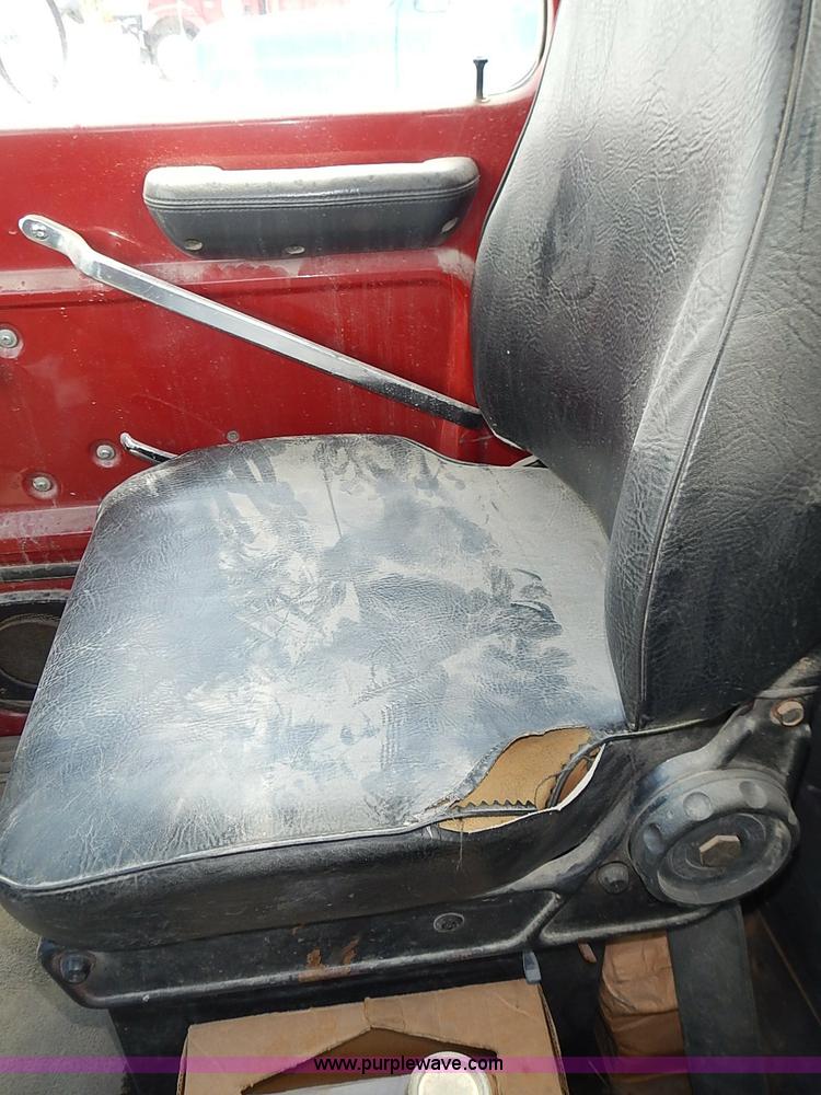 image for item J3218 1997 Ford LT8000 truck cab and chassis