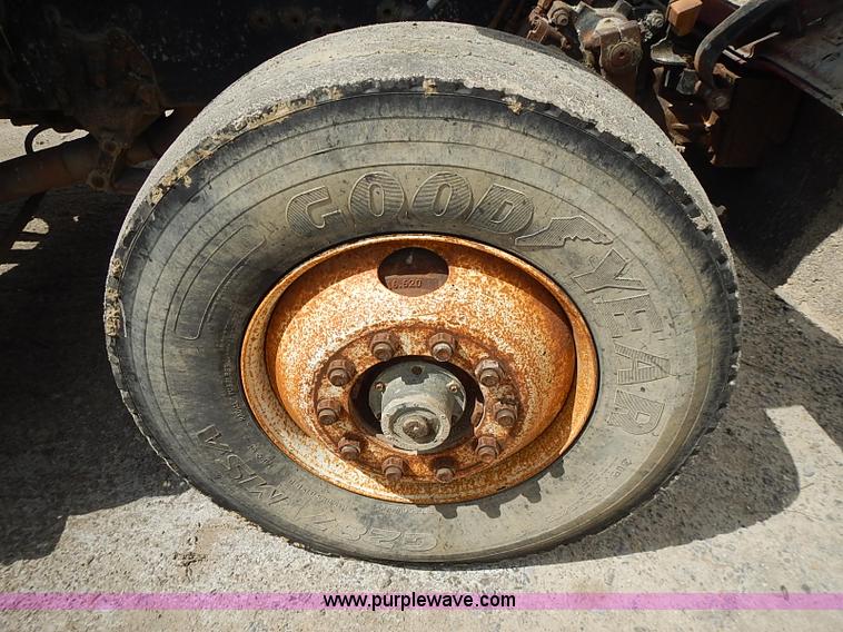 image for item J3218 1997 Ford LT8000 truck cab and chassis