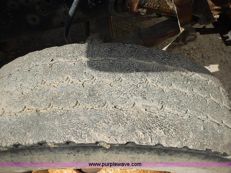 image for item J3218 1997 Ford LT8000 truck cab and chassis