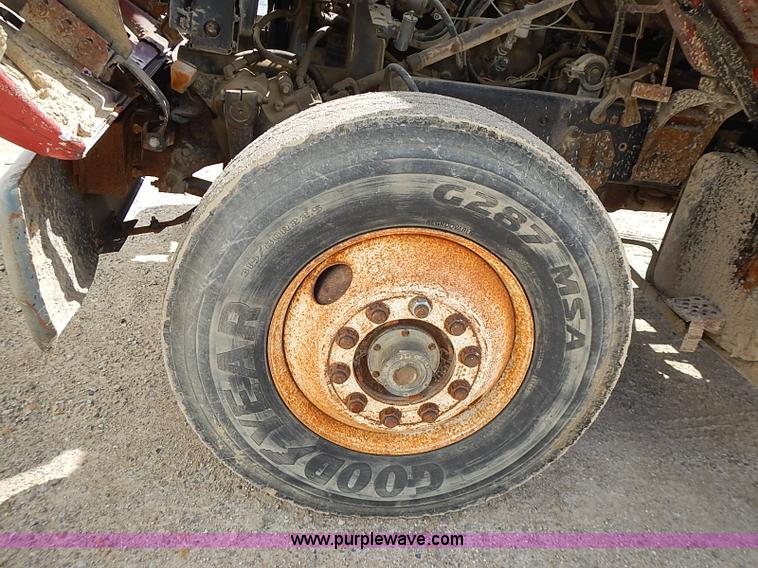 image for item J3218 1997 Ford LT8000 truck cab and chassis