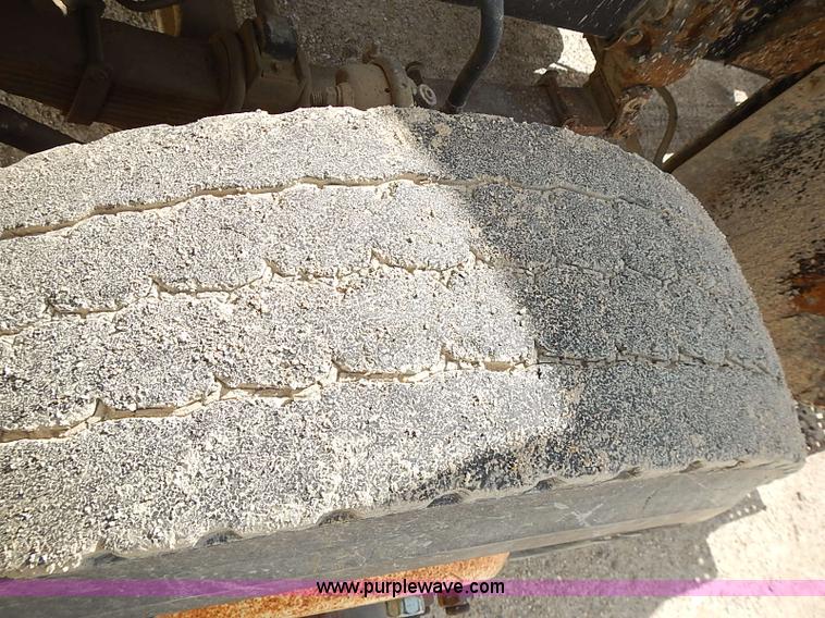 image for item J3218 1997 Ford LT8000 truck cab and chassis