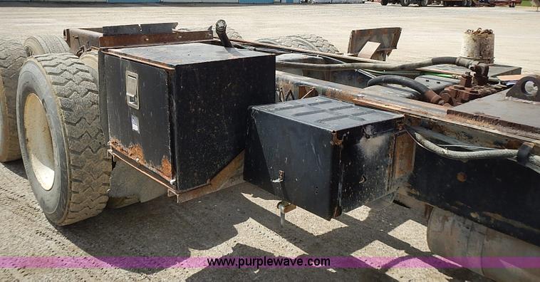 image for item J3218 1997 Ford LT8000 truck cab and chassis