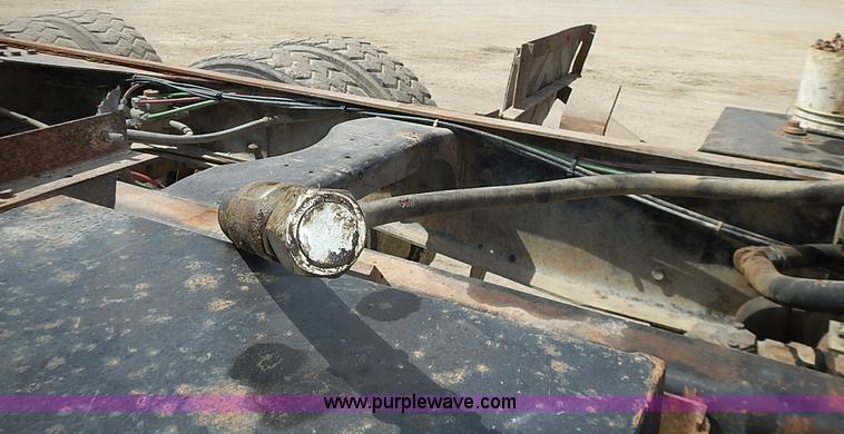 image for item J3218 1997 Ford LT8000 truck cab and chassis