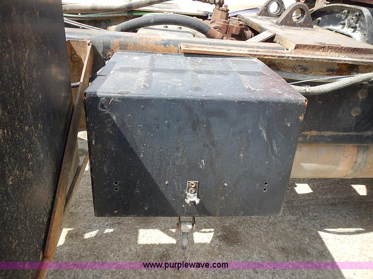 image for item J3218 1997 Ford LT8000 truck cab and chassis