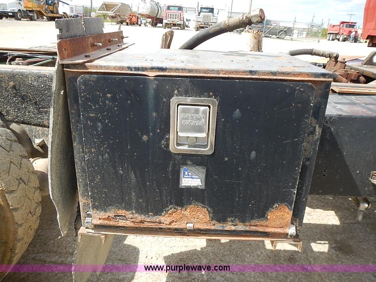 image for item J3218 1997 Ford LT8000 truck cab and chassis