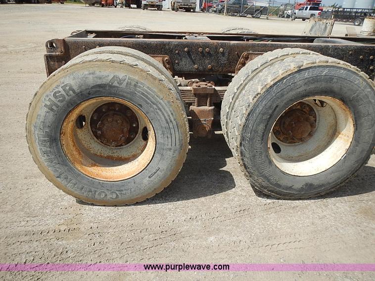 image for item J3218 1997 Ford LT8000 truck cab and chassis