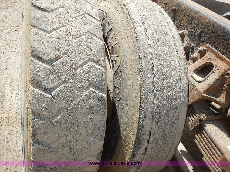 image for item J3218 1997 Ford LT8000 truck cab and chassis