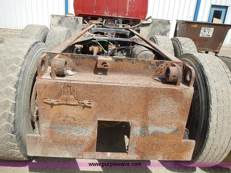 image for item J3218 1997 Ford LT8000 truck cab and chassis