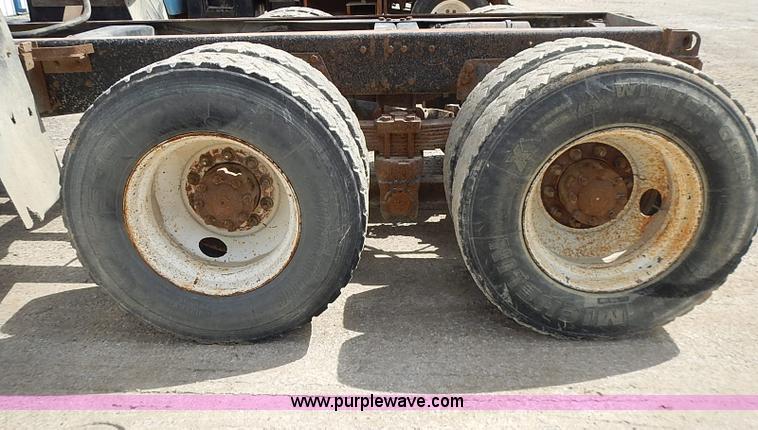 image for item J3218 1997 Ford LT8000 truck cab and chassis