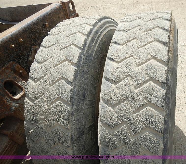 image for item J3218 1997 Ford LT8000 truck cab and chassis