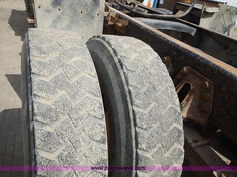 image for item J3218 1997 Ford LT8000 truck cab and chassis